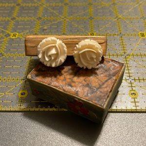 Vintage Winard Carved Rose Screwback Earrings